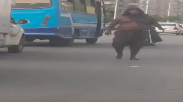 العملاق المرعب يثير الذعر في م...