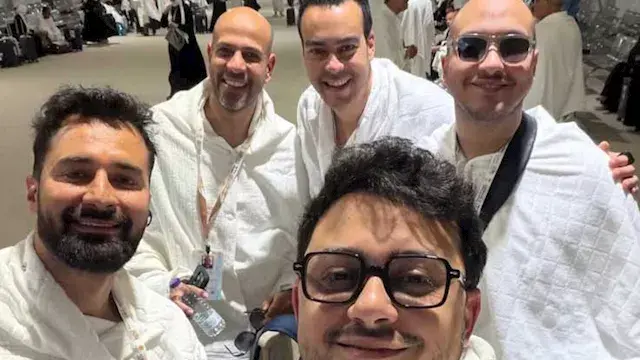 بملابس الإحرام.. أحمد حاتم يؤد...