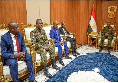 رئيس مجلس السيادة السوداني يبحث مع مسئول أوغندي علاقات التعاون