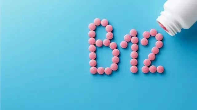 ما العلاقة بين نقص فيتامين B12...
