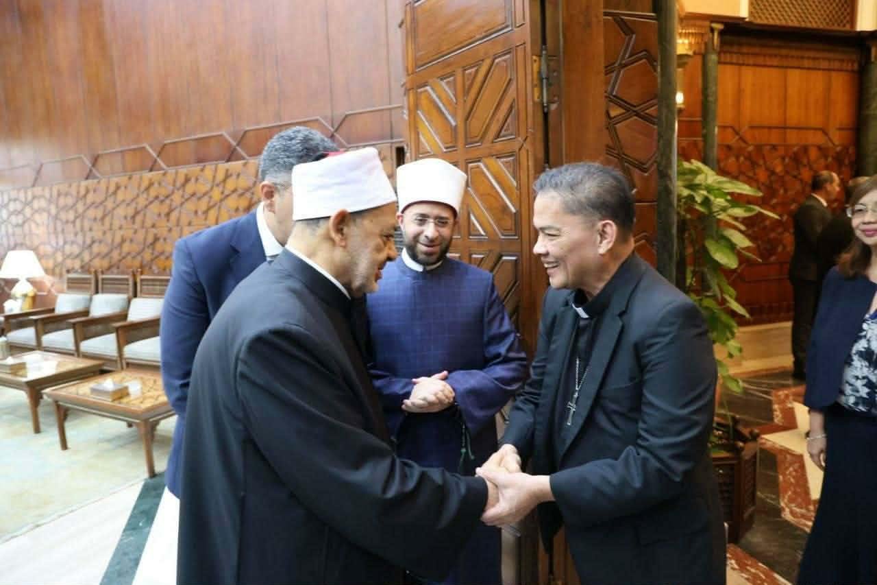 وزير الأوقاف يصطحب الوفد الفلب...