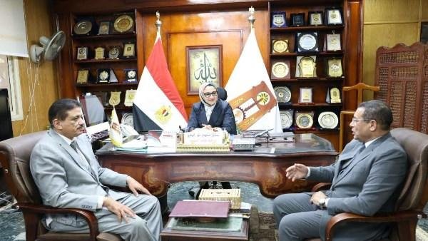 أخبار الوادي الجديد: المحافظ تلتقي سكرتير عام المحافظة الجديد وتكرّم السابق وتتابع بدء أعمال رصف طريق أرض النور