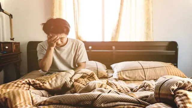 "بتصحى مخضوض وبتشرق فجأة؟".. ما السر وراء حدوث الشرقة أثناء النوم؟