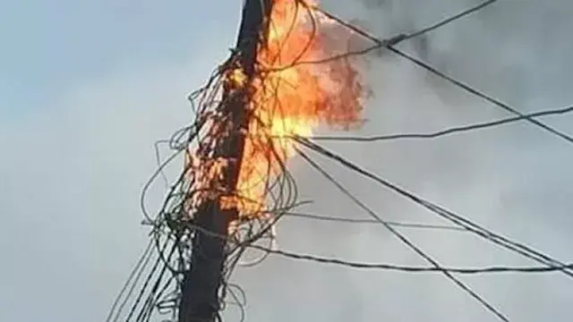 اشتعال النيران في كابل كهرباء...