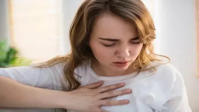 قبل ألم الصدر.. علامات تكشف ارتفاع "القاتل الصامت" في دمك