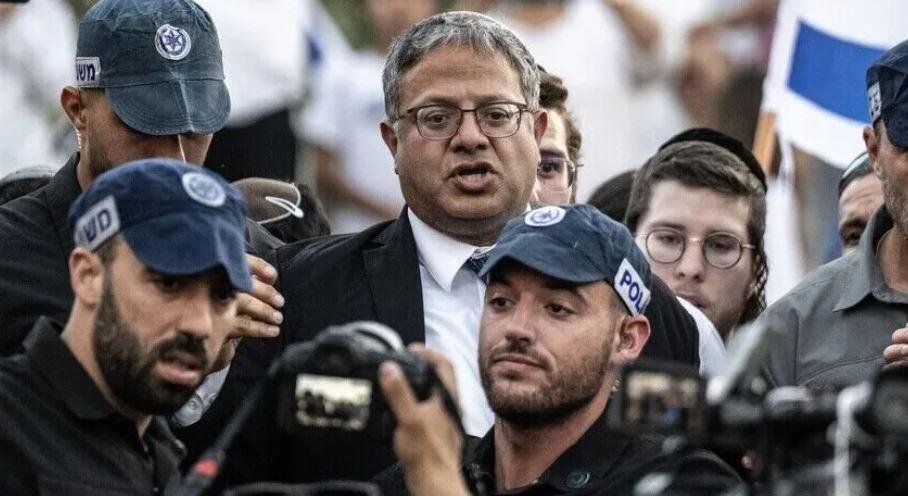 فيديو.. بن غفير يقتحم ساحة حائ...