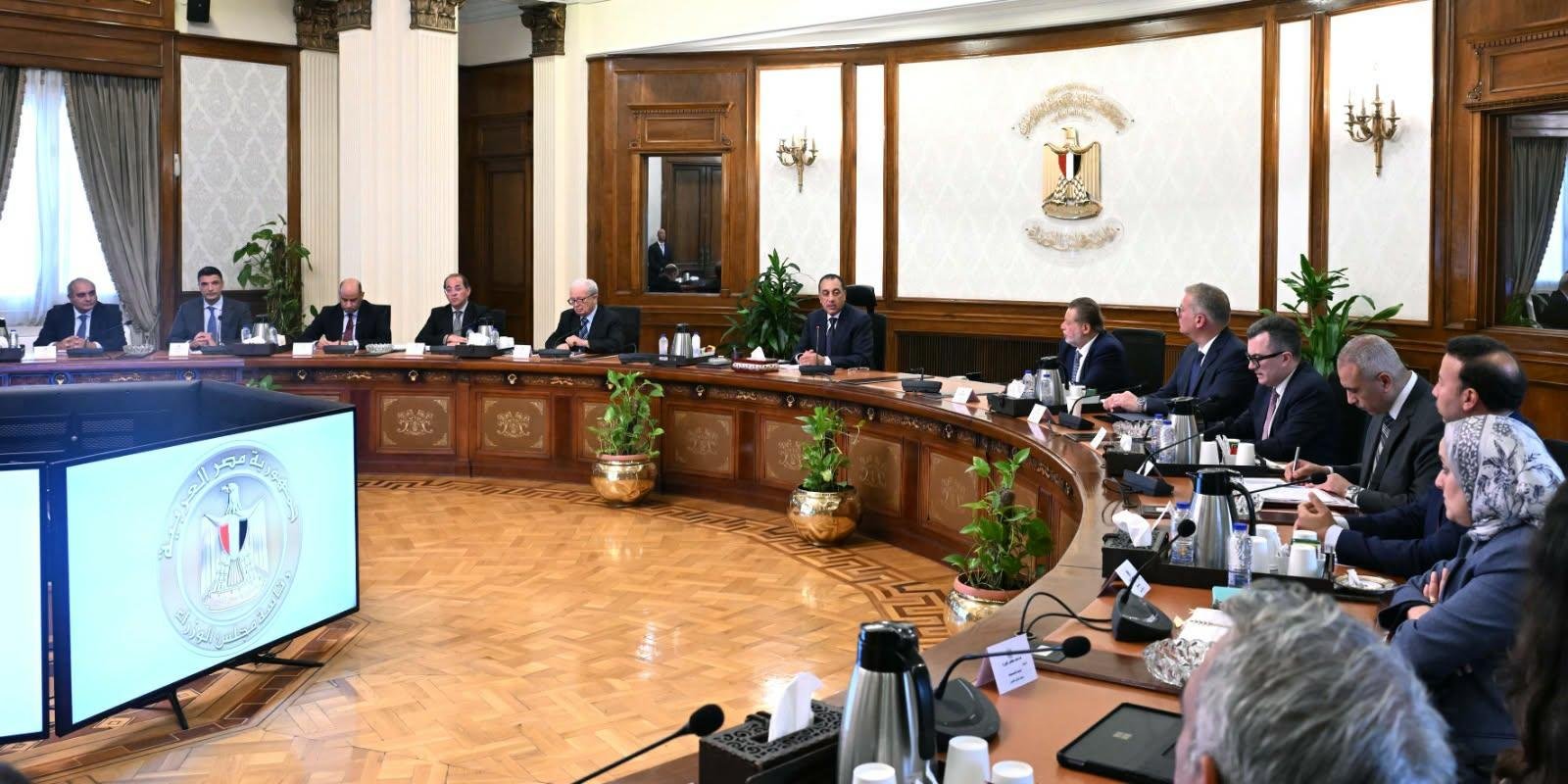 مدبولي يبحث الخطة التنفيذية لإ...