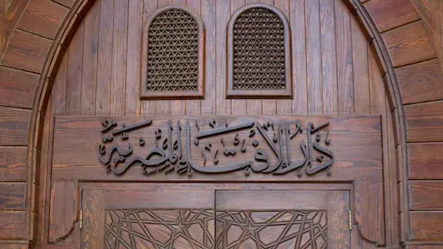 حكم تصحيح القراءة للإمام أثناء...