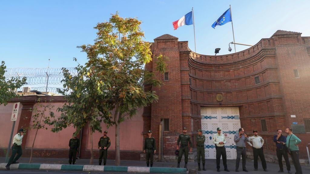 إيران تغلق مركز لغات تابعا لسفارة فرنسا وتتهمه بـ"تسهيل مغادرة أفراد من النخبة"