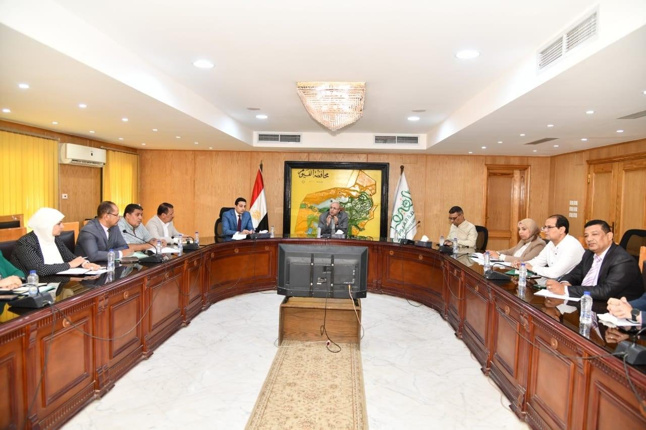 مهلة شهر للتصالح.. محافظ الفيوم يوجه بتوحيد إجراءات الاستثمار بالساحل الجنوبي لبحيرة قارون