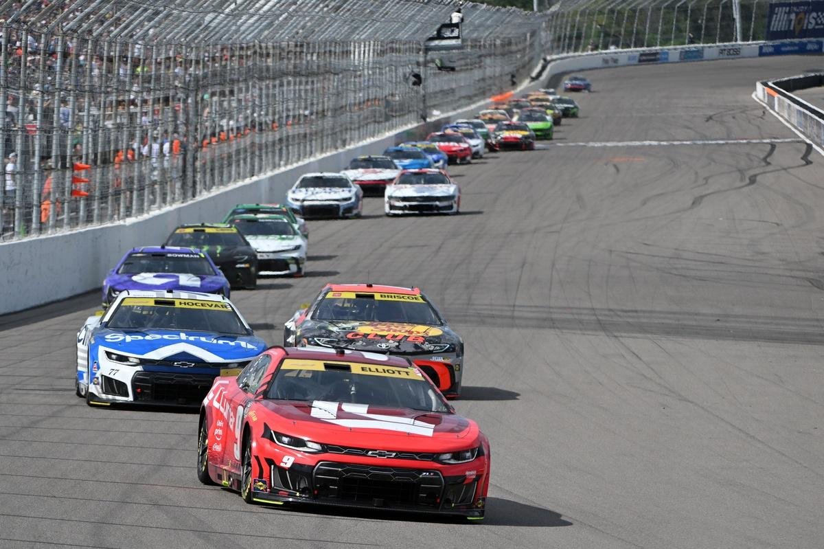 Chase Elliott apologizes to Chase Briscoe after Gateway crash: 'I had nowhere to go'