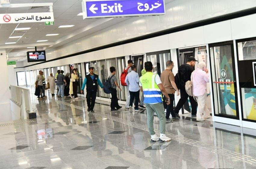 توافد الركاب على مونوريل شرق ا...