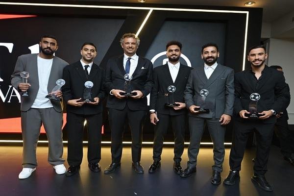 بيراميدز يحتفل باكتساح جوائز ا...