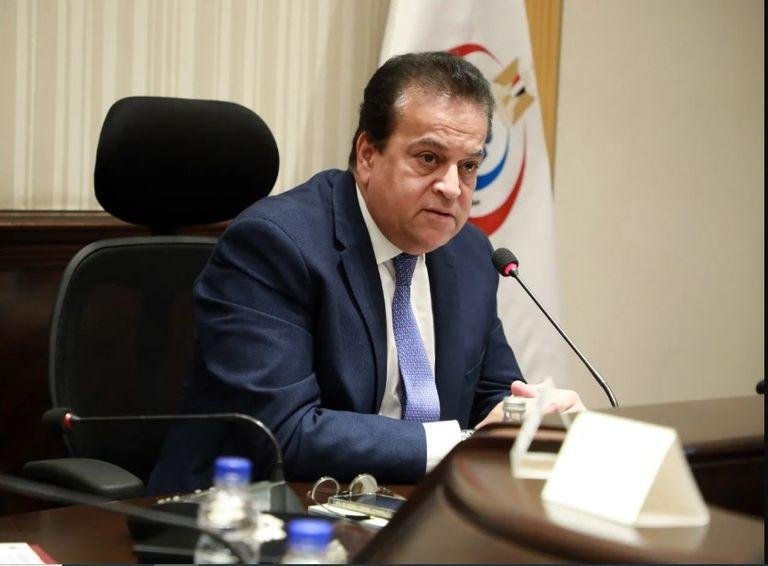 وزير الصحة: وقائع انتحال صفة طبيب تحدث في كل مكان بالعالم.. وداهمنا مركزا آخر لإحدى مدعيات الطب