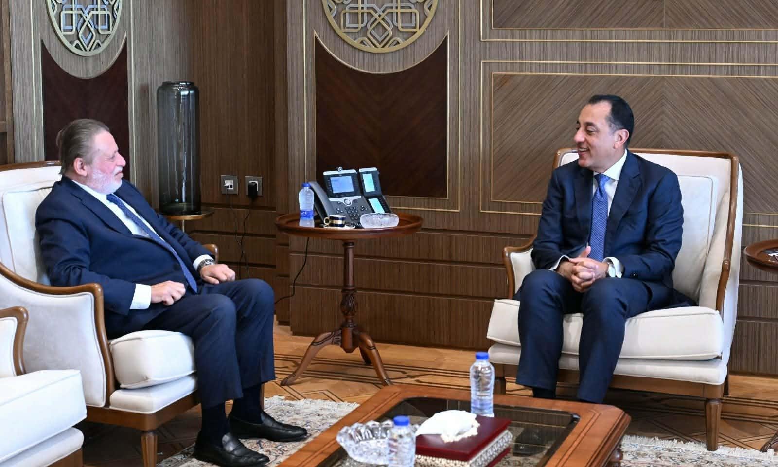 رئيس الوزراء يبحث مع محافظ الب...