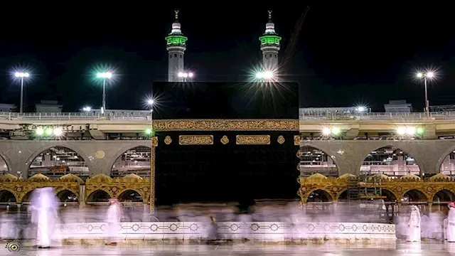 حمامة فوق رأس معتمر خلال الطوا...
