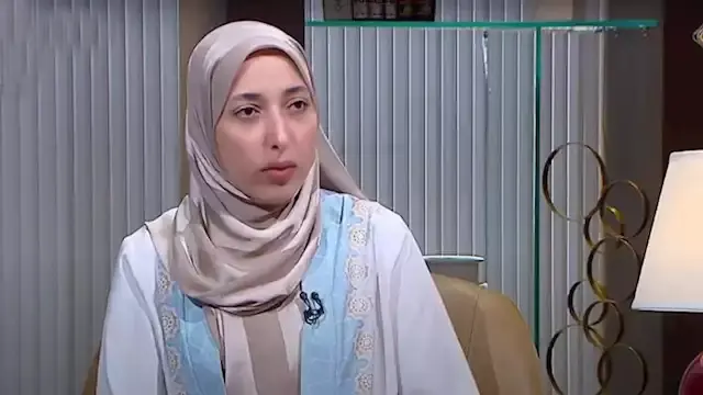 هل يجب على المرأة الأذان والإق...