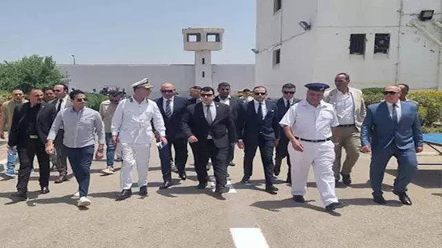 مكتبة ومركز طبي وطرابيزة بينج....