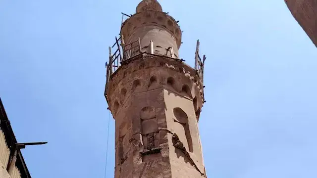 صور - انهيار جزئي بمئذنة بمسجد...