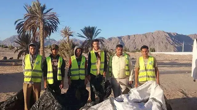 بالصور- حملات مكثفة لإزالة آثار السيول وتنظيف شواطئ نويبع