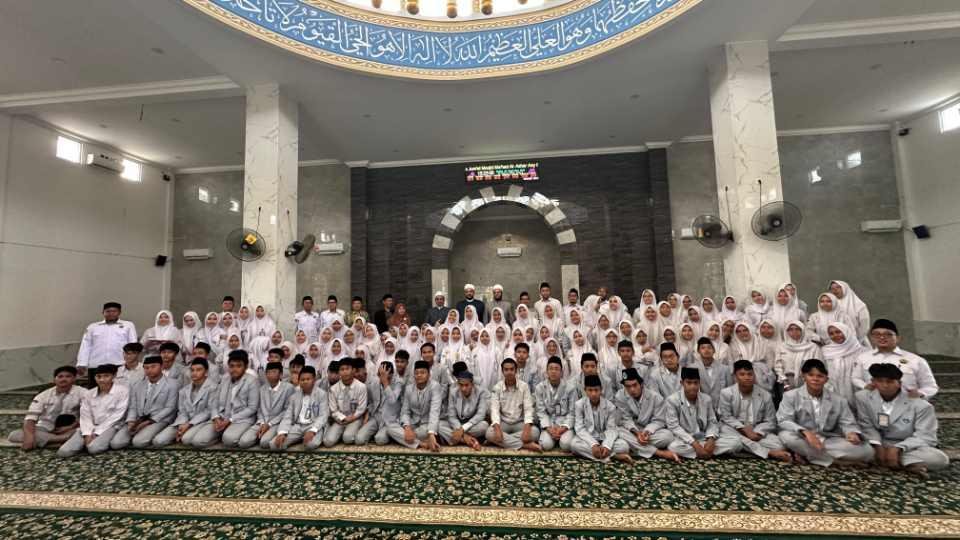أمين عام الأعلى للشئون الإسلامية يزور مدرسة استقلال ومعهد الأزهر الشريف الحكومي بإندونيسيا