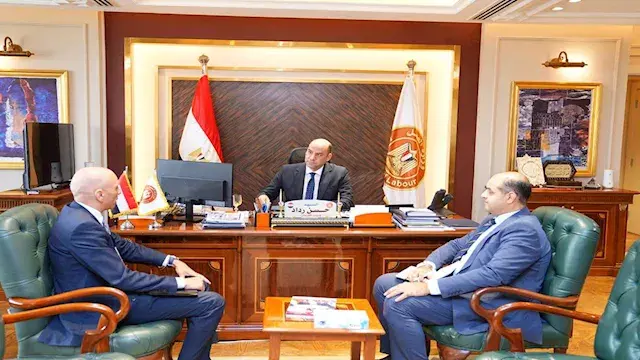 وزير العمل يبحث مع سفير مصر ال...
