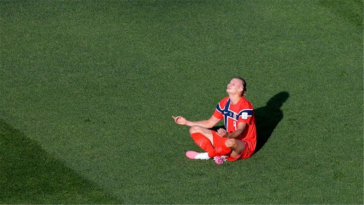 هالاند يتوج بجائزة أفضل لاعب ف...