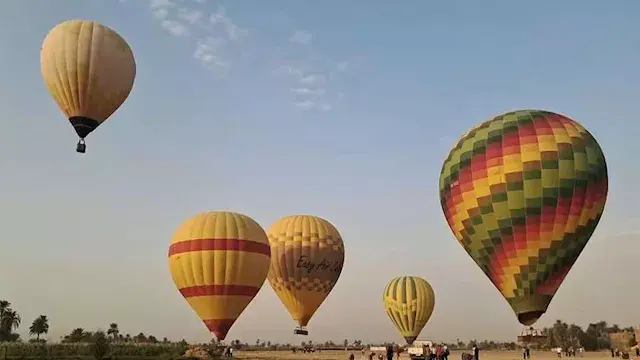 بدون سياح.. البالون الطائر يعود للتحليق في سماء الأقصر بعد غياب 3 أشهر