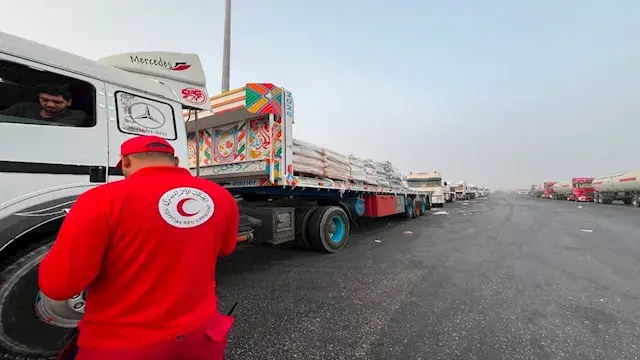 الهلال الأحمر المصري يطلق قافل...