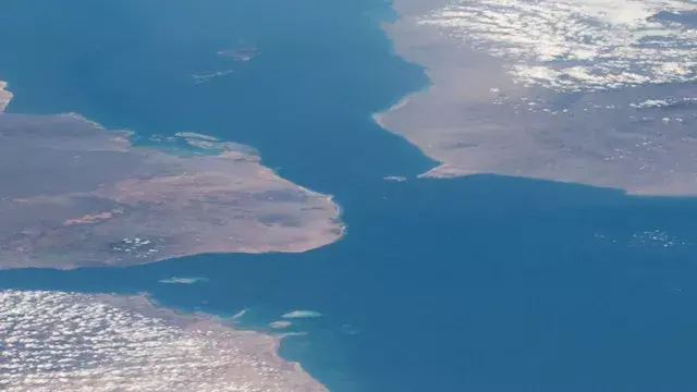 الحوثيون ينفون فرض رسوم على ال...