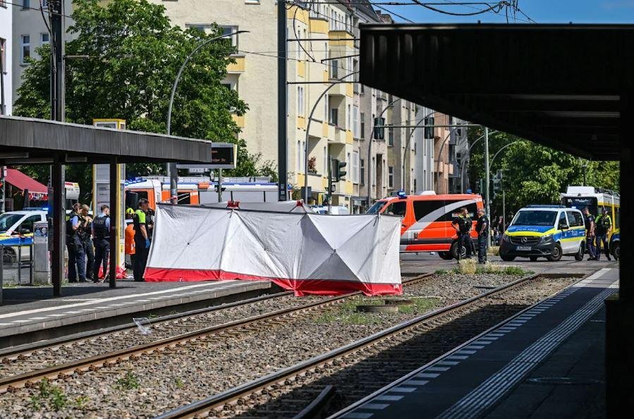 مقتل شخص وإصابة 4 آخرين في حادث تصادم سيارتين بمحطة ترام في برلين