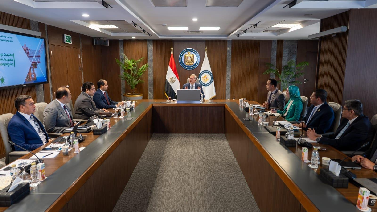 وزير البترول يتابع مع قيادات ش...