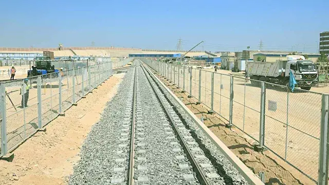 صور.. مدبولي يتفقد مشروع الخط...