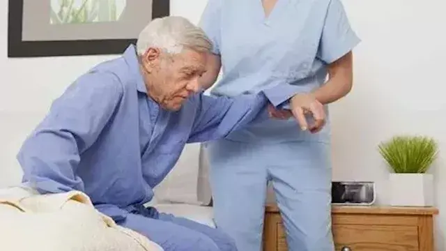 ما سبب سيلان اللعاب عند كبار السن وكيف يمكن السيطرة عليه؟