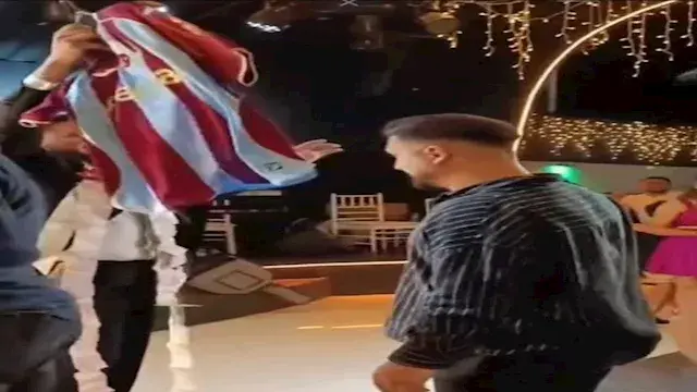 "لقطة طريفة".. قميص محمد صلاح...