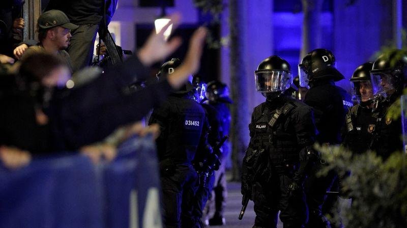 من الاحتجاج إلى النهب والشغب.. اعتقال نحو 100 شخص في برشلونة
