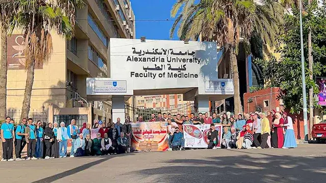بالصور- جامعة الإسكندرية تقدم خدمات طبية مجانية لـ 920 مواطنًا بالعامرية