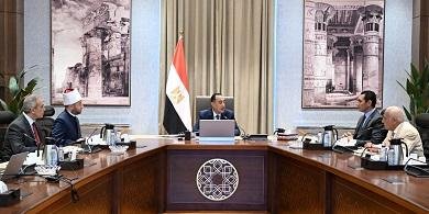 رئيس الوزراء يناقش الحلول المق...