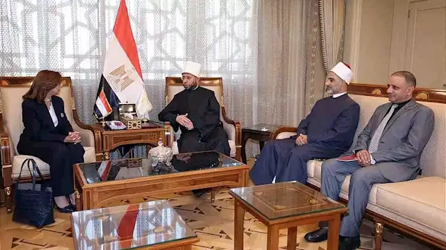 وزير الأوقاف يلتقي سفيرة مصر ا...