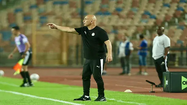 بالفيديو.. حسام حسن يبادل الجم...