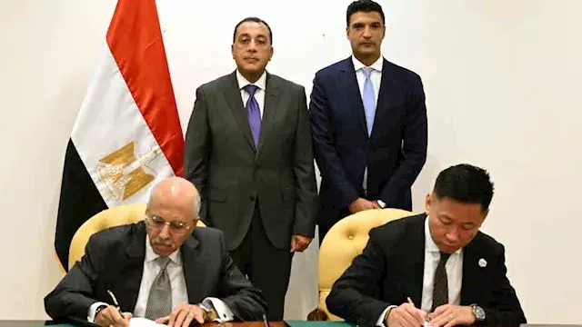 مدبولي يشهد توقيع عقد إنشاء مص...