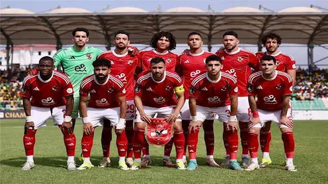 لاعب الأهلي السابق يقترب من نا...