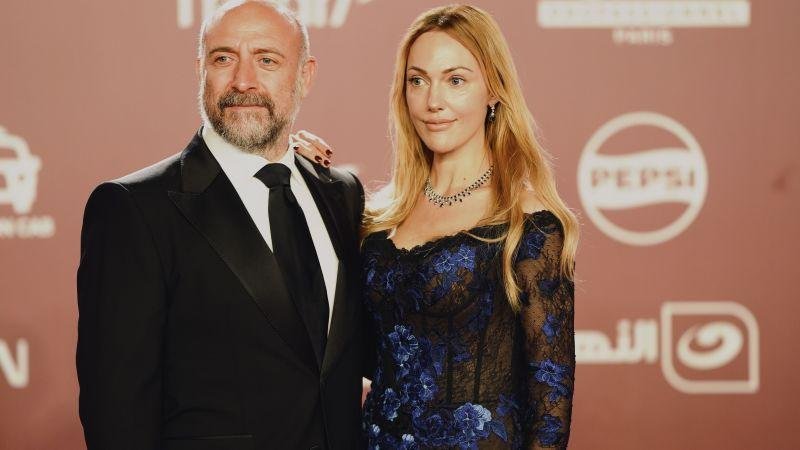 "فستان ينسجم مع لون عينيها".. مريم أوزرلي تتألق بتصميم عربي في مهرجان الجونة السينمائي