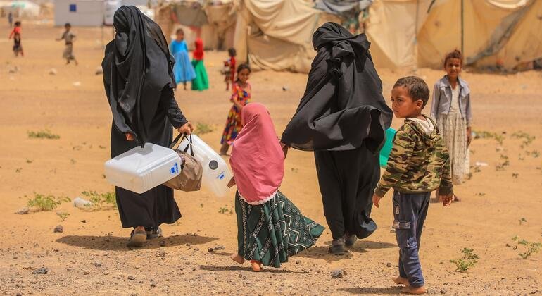 مفوض حقوق الإنسان: المدنيون يت...