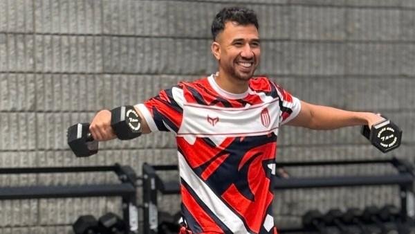 تريزيجيه يخطف الأنظار أثناء أداء التمارين داخل الجيم