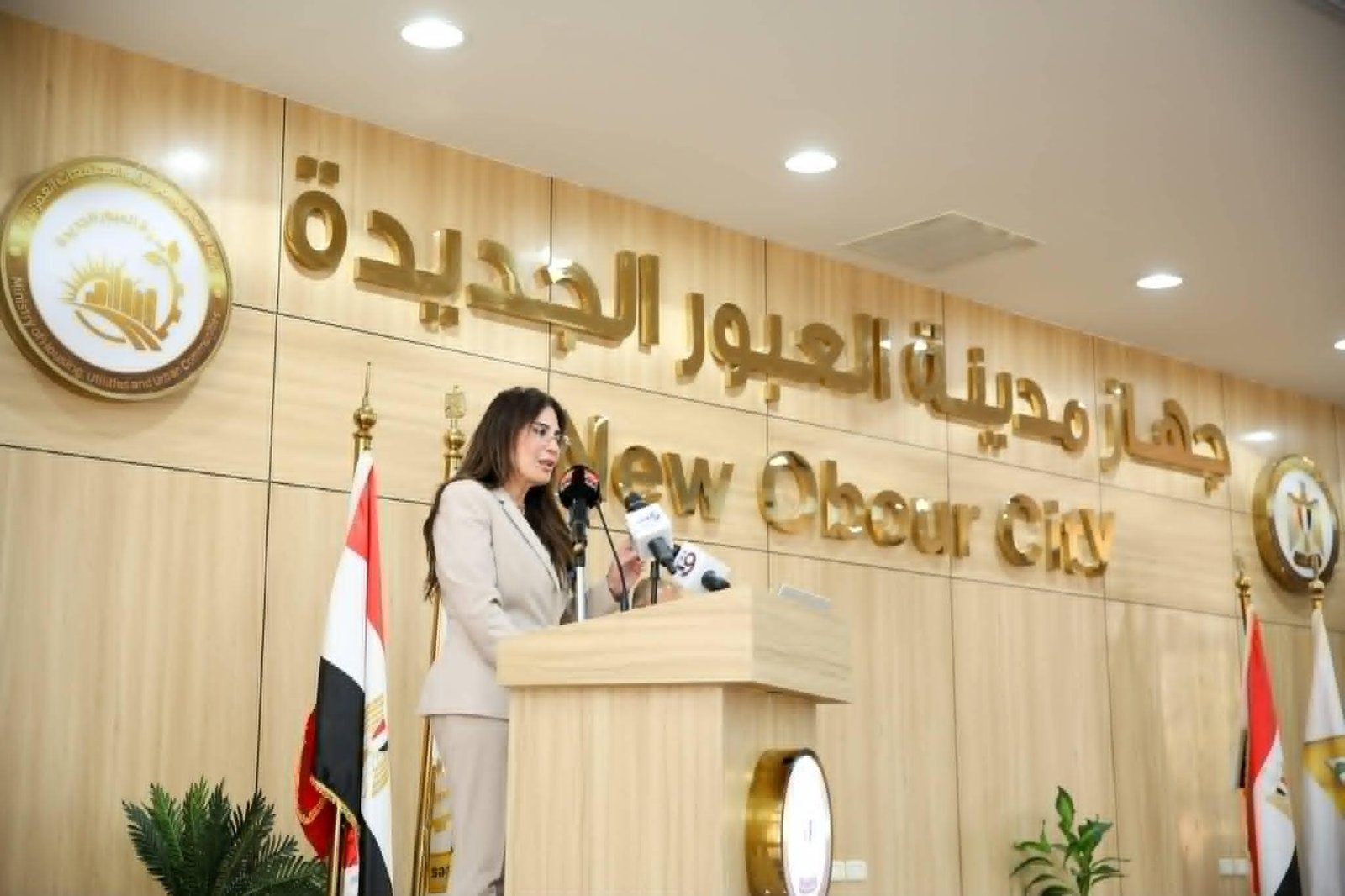 وزيرة الإسكان تسلم عقود توفيق...