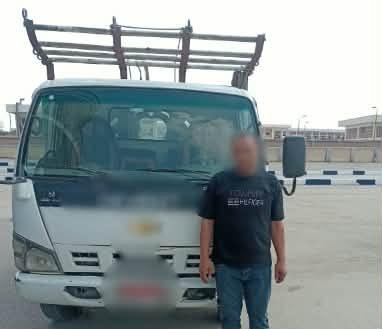 ضبط قائد سيارة نقل لوضعه حمولة...