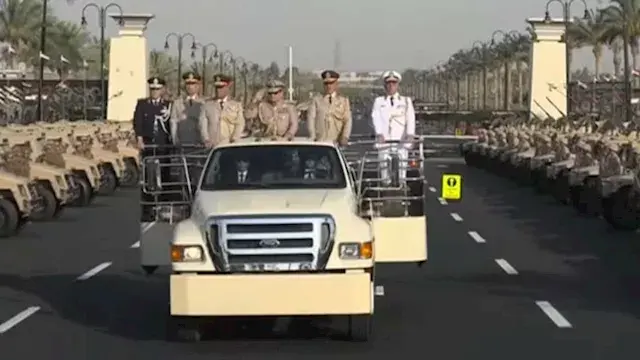 بالزي العسكري.. الرئيس السيسي...