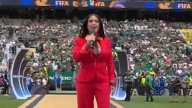 سلمى حايك تشارك بحفل افتتاح بط...