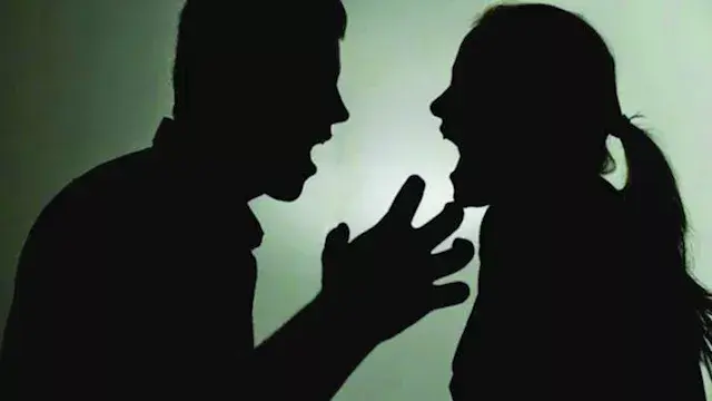 سيدة بالمنيا تستعين بـ 4 شباب لضرب زوجها.. والدة الضحية تكشف الأسباب وموقف المعتدين